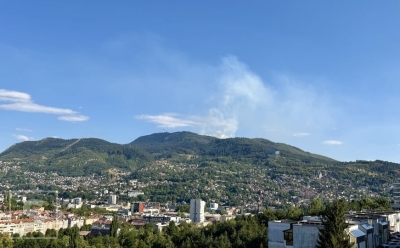 Vatra još uvijek gori na Trebeviću: Pogledajte snimke požara iz raznih dijelova Sarajeva