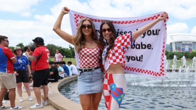 Video / Hrvatska navijačica iz Širokog Brijega propustila mužev rođendan zbog utakmice pa mu se izvinila uz zastavu