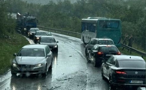 Zbog saobraćajne nesreće potpuno obustavljen saobraćaj na magistralnom putu Tuzla-Srebrenik