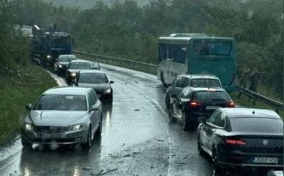 Zbog saobraćajne nesreće potpuno obustavljen saobraćaj na magistralnom putu Tuzla-Srebrenik