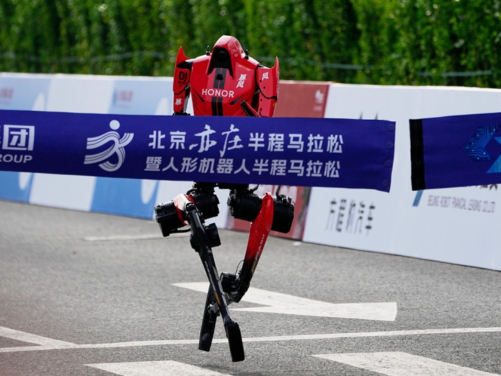 Robot oborio svjetski rekord na Pekinškom polumaratonu: Munja brži od ljudi (FOTO; VIDEO)