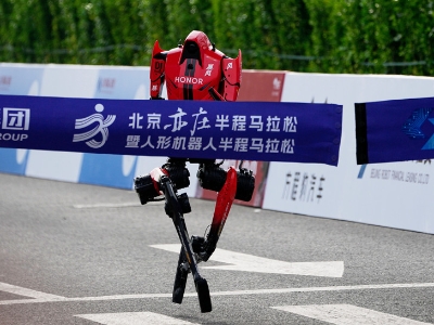 Robot oborio svjetski rekord na Pekinškom polumaratonu: Munja brži od ljudi (FOTO; VIDEO)