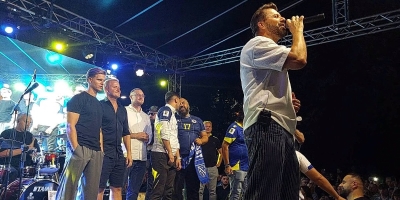 Amel Ćurić uveličao doček Dženisa Burnića u Sanskom Mostu: Atmosferu užario pjesmom posvećenom Zmajevima