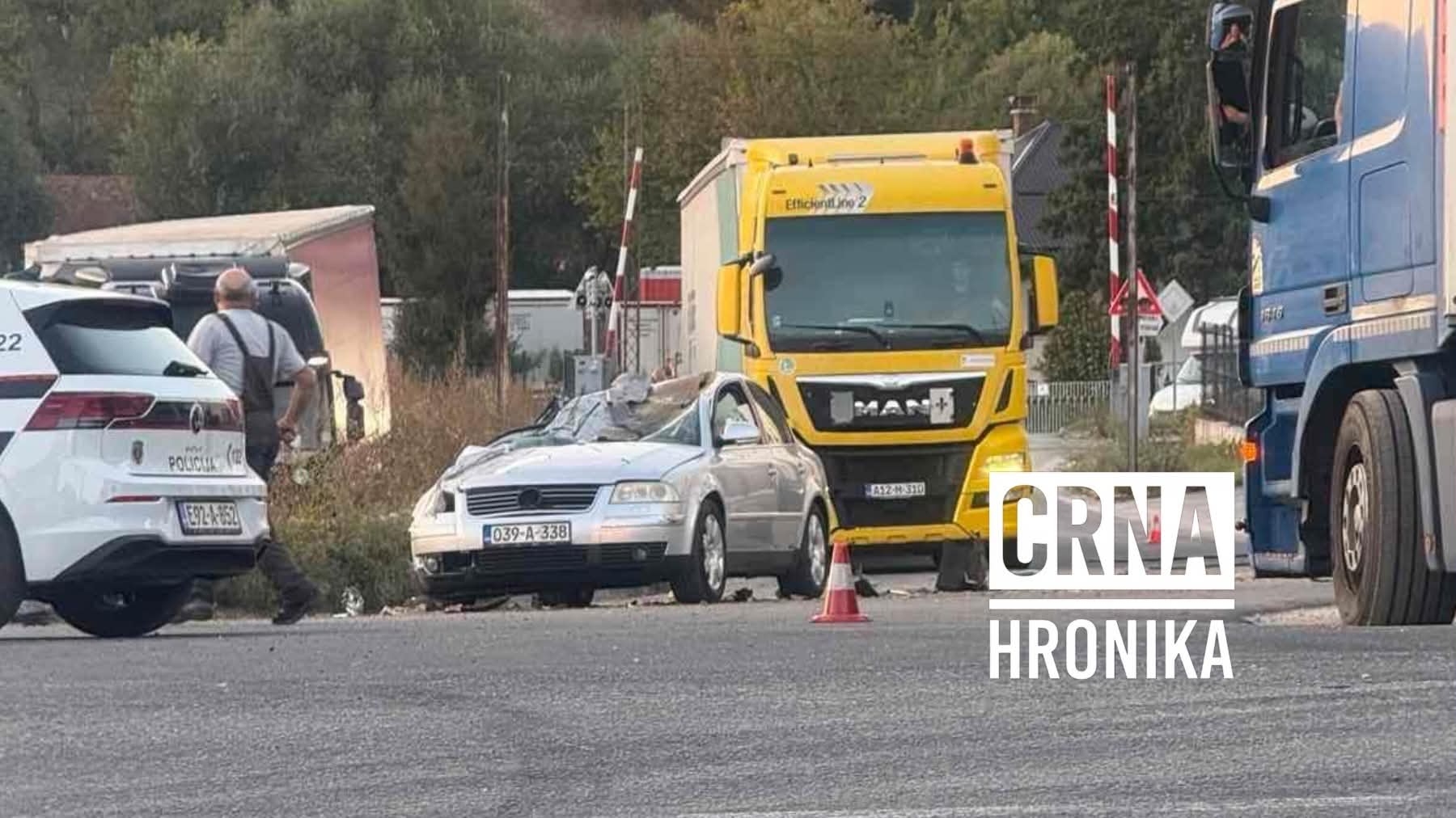 Objavljujemo fotografije sa lica mjesta: Automobil pao na krov drugog automobila u Sarajevu