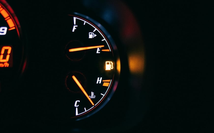 Upalila vam se lampica za gorivo? Evo šta vožnja na rezervi može uraditi vašem automobilu