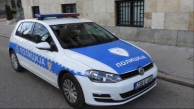 Maloljetnik napravio haos u policijskoj stanici u RS: Vrijeđao, oštetio vrata i povrijedio policajca