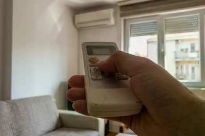 Ovo dugme na klimi mnogi ignorišu: Računi za struju mogu biti manji, a dom hladniji