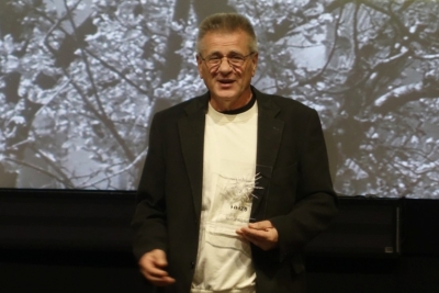 UMJETNIK KOJI NE PRISTAJE NA ŠUTNJU: Nedžadu Begoviću uručena nagrada za doprinos očuvanju kulture sjećanja