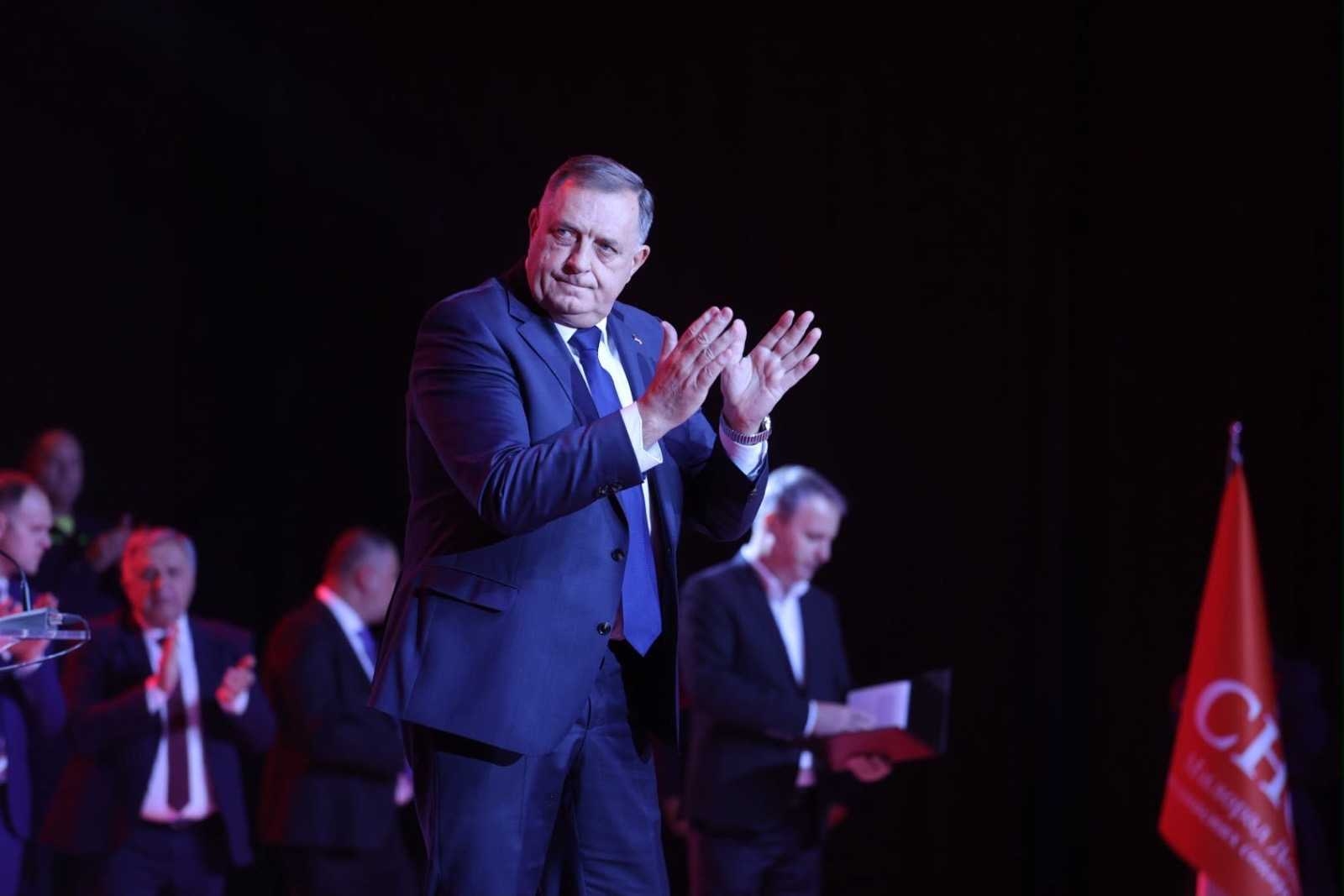 "Prosječna PLATA U SRPSKOJ BIĆE 1.000 EVRA" Dodik iznio ekonomske planove za Srpsku, pa najavio i povećanje penzija