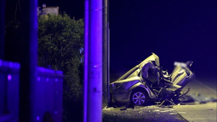 Tri osobe poginule u stravičnoj saobraćajnoj nesreći: Automobil se prepolovio od siline udara