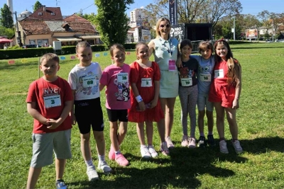 Prodajući krofne mališani prikupili oko 3.000 KM za Mašu i Todora