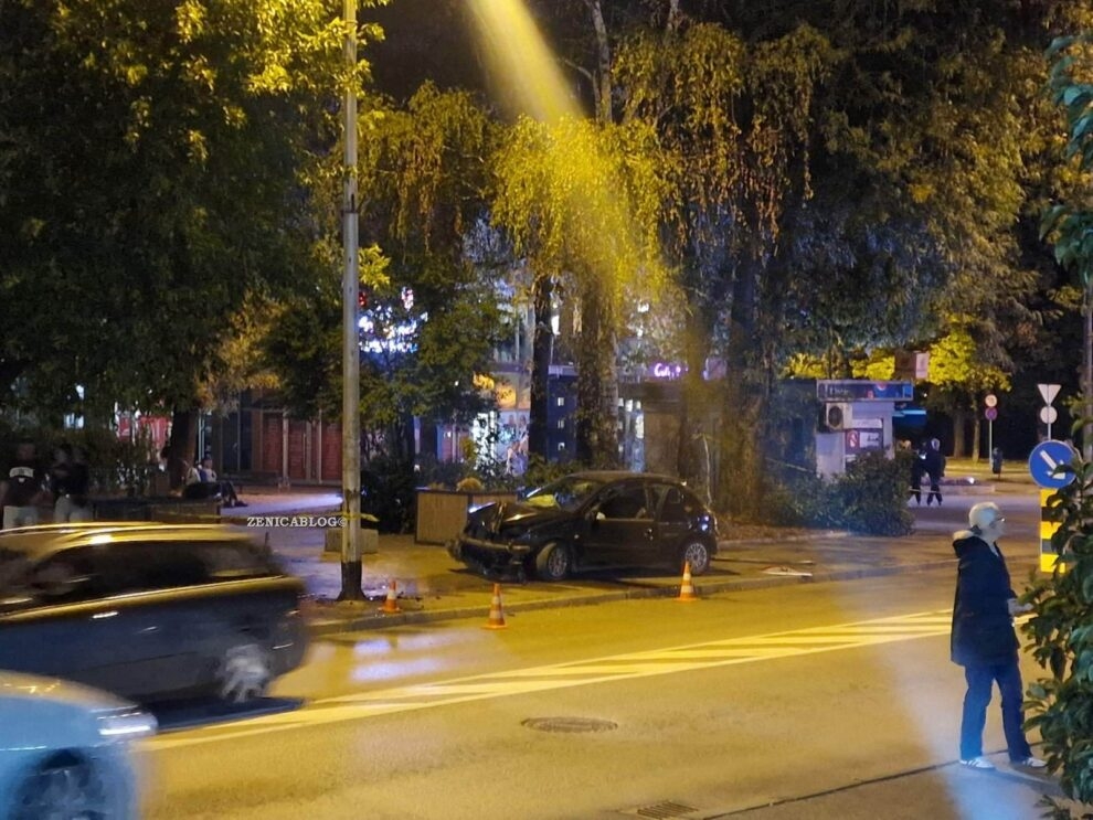 FOTO: Jedna osoba povrijeđena u saobraćajnoj nesreći u Školskoj ulici