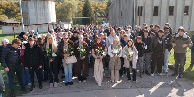 Oko 300 učesnika Konvoja mladih Bošnjaka iz Zagreba posjetilo Memorijalni centar Srebrenica