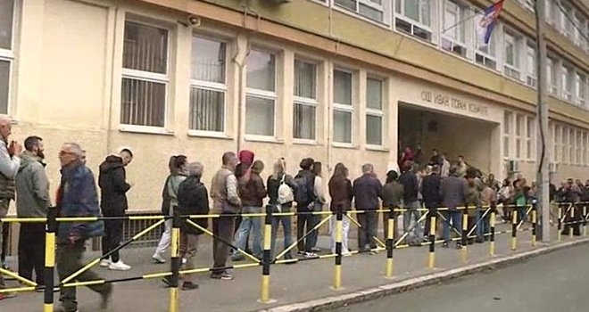 Ogromne gužve na biračkim mjestima u Srbiji, duge kolone na graničnim prijelazima, čeka se satima