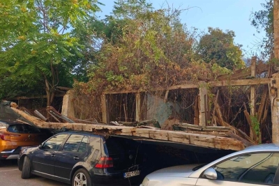 DRAMA U CENTRU MOSTARA: Obrušio se dio Alajbegovića kuće, vozila zatrpana...