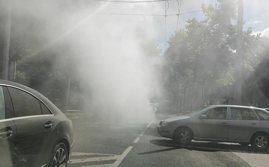 Sarajevo: Gori automobil nasred ceste, vatrogasci i policija na terenu