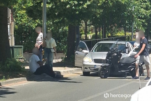 Sudar motocikla i automobila kod mostarske Katedrale