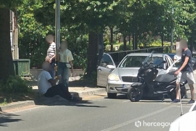 Sudar motocikla i automobila kod mostarske Katedrale