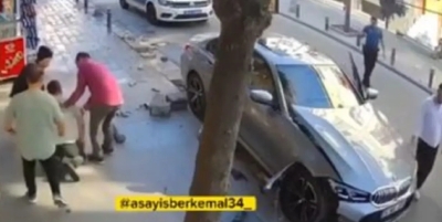 (VIDEO) "Nije mi rekao čak ni brz oporavak" Udario pješaka pa izašao da provjeri štetu na autu, reakcija vozača šokirala javnost