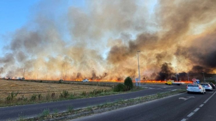 Video / Zatvorena obilaznica oko Bijeljine, požar sa obje strane puta