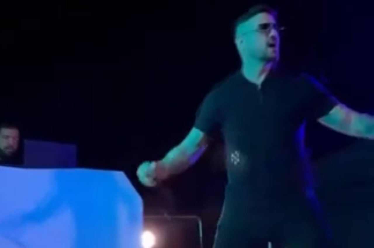 VIDEO Srpski pjevač pao s pozornice u Medulinu, a onda nasmijao sve prisutne