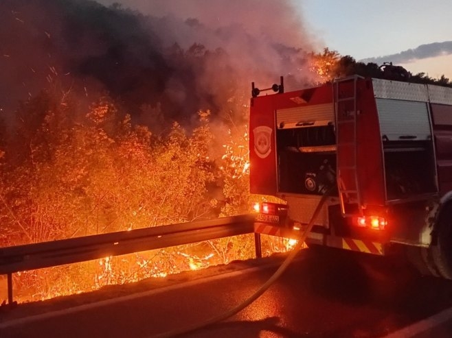 Vatra se približila kućama u selu Poljice