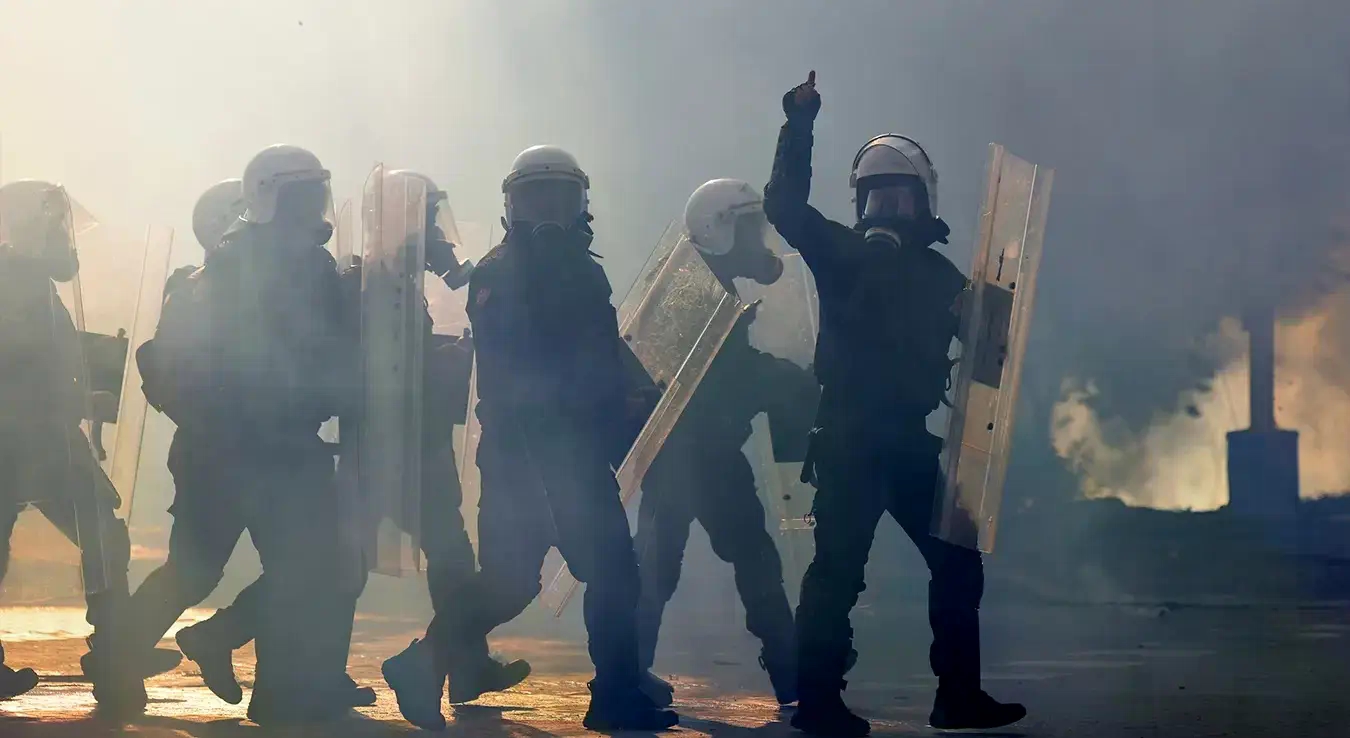 Демонстранти у Тирани запалили полицајца: Хаос током протеста