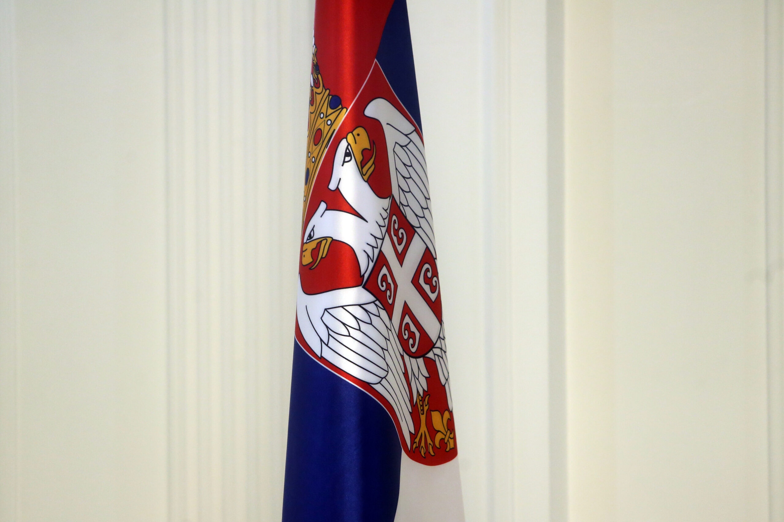 (VIDEO) Incident kod Otočca: Dvije osobe zapalile zastavu Srbije uoči godišnjice Oluje