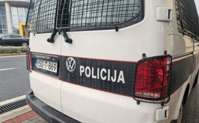 Mostar: Kroz prozor automobila odbacio 13 paketića marihuane pa policiji predao tegle s drogom