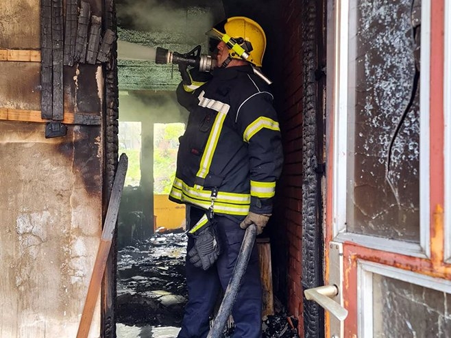 Karlovac: Lokalizovan požar u skladištu fabrike boje i lakovi, nema povrijeđenih (FOTO)