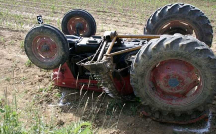 Tragedija u BiH: Smrtno stradao vozač traktora nakon prevrtanja vozila