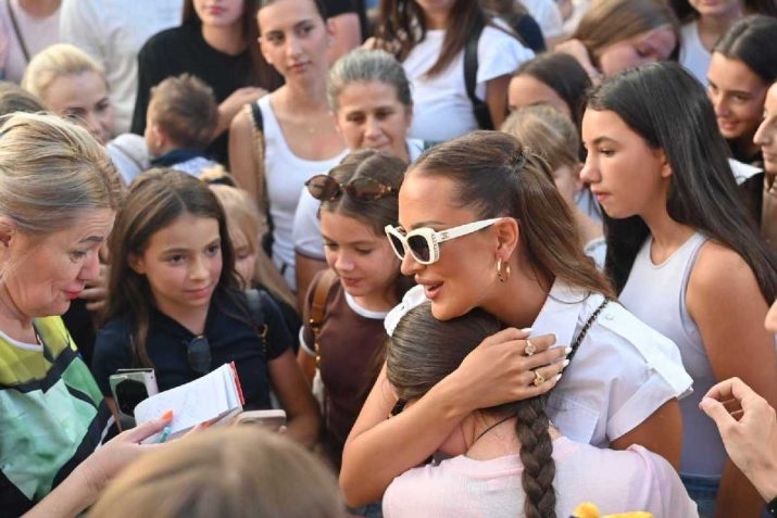 Najavila koncert na Kastelu: Aleksandra Prijović sa fanovima na Trgu Krajine (Foto)