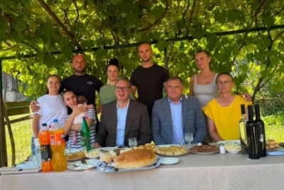 DOGODI SE JEDNOM U ČETIRI GODINE: Pogača i dvije boce vina za kuću i asfaltni put