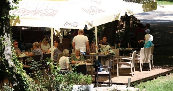 Nedjelja na Vrelu Bosne: Brojni građani Sarajeva 'ljenškarili' na popularnom gradskom izletištu