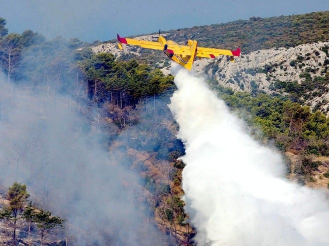 Na ostrvu Brač izbio požar, vatra se brzo širi, nestala struja (FOTO)