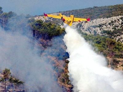 Na ostrvu Brač izbio požar, vatra se brzo širi, nestala struja (FOTO)