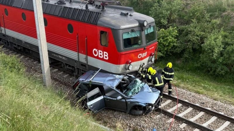 Teretni voz udario automobil: Srbin i njegova supruga poginuli na licu mjesta, dvogodišnja kćerka povrijeđena