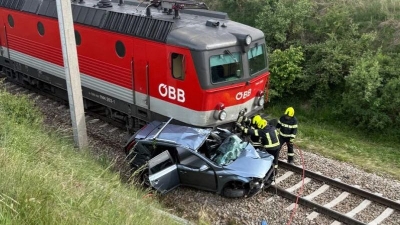 Teretni voz udario automobil: Srbin i njegova supruga poginuli na licu mjesta, dvogodišnja kćerka povrijeđena