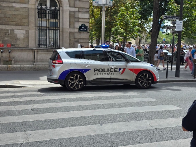 Iz automobila pucao na prolaznike kod Pariza, među ranjenima i 12-godišnja djevojčica