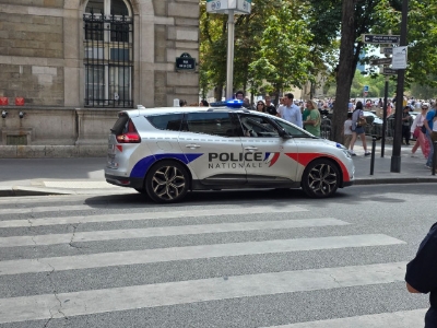 Iz automobila pucao na prolaznike kod Pariza, među ranjenima i 12-godišnja djevojčica