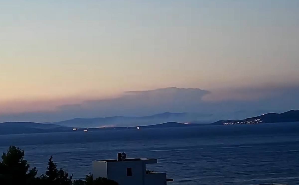 Požar na Braču i dalje aktivan, evakuisane stotine osoba, dvije povrijeđene