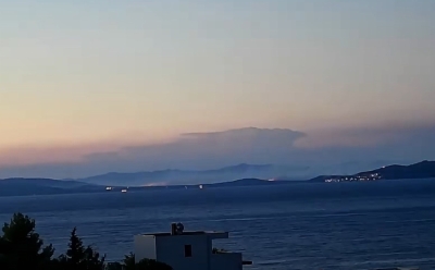 Požar na Braču i dalje aktivan, evakuisane stotine osoba, dvije povrijeđene