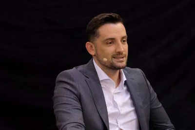 Publika u glas: Mirza Selimović započeo koncert emotivnom pjesmom u Sarajevu