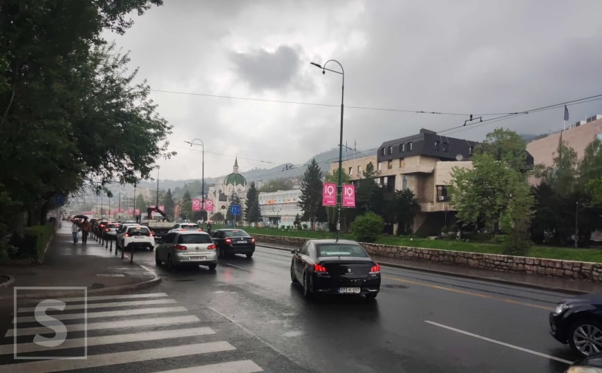 Sitni grad počeo padati u Sarajevu