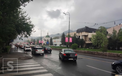 Sitni grad počeo padati u Sarajevu