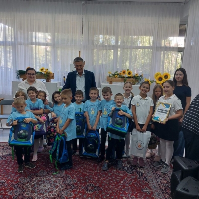 Gradonačelnik Kasumović uručio ruksake i radne sveske prvačićima u Prvoj osnovnoj Montessori školi u Zenici