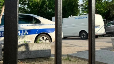 Napadač u panciru i s fantomkom pucao u kafiću pa pobjegao automobilom
