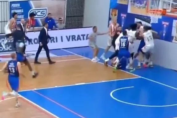 Kalinić i Čibej zapalili parket, meč ostao bez čak šest igrača