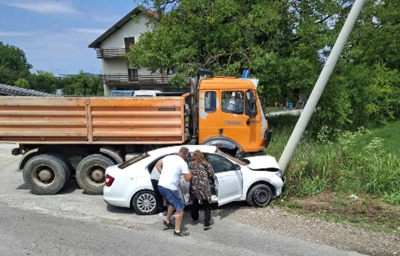 Udes u Laktašima, automobil udario u banderu