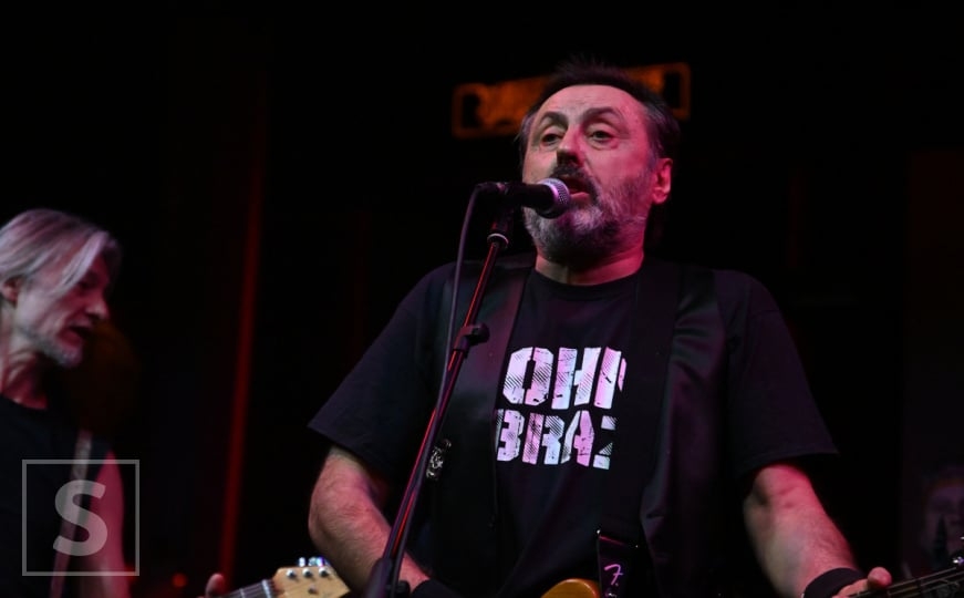 "Moja zemlja mala brana vel'koj rijeci ludila": Pjesma dana i Zabranjeno pušenje